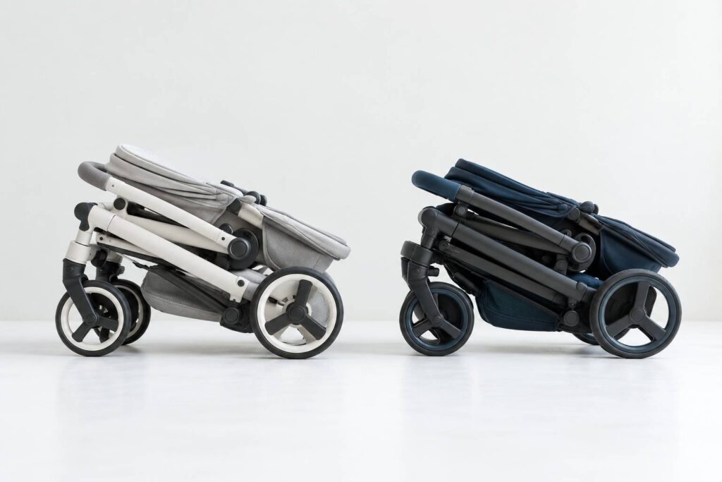 Deux chassis de poussette plies cote a cote aux structures differentes
