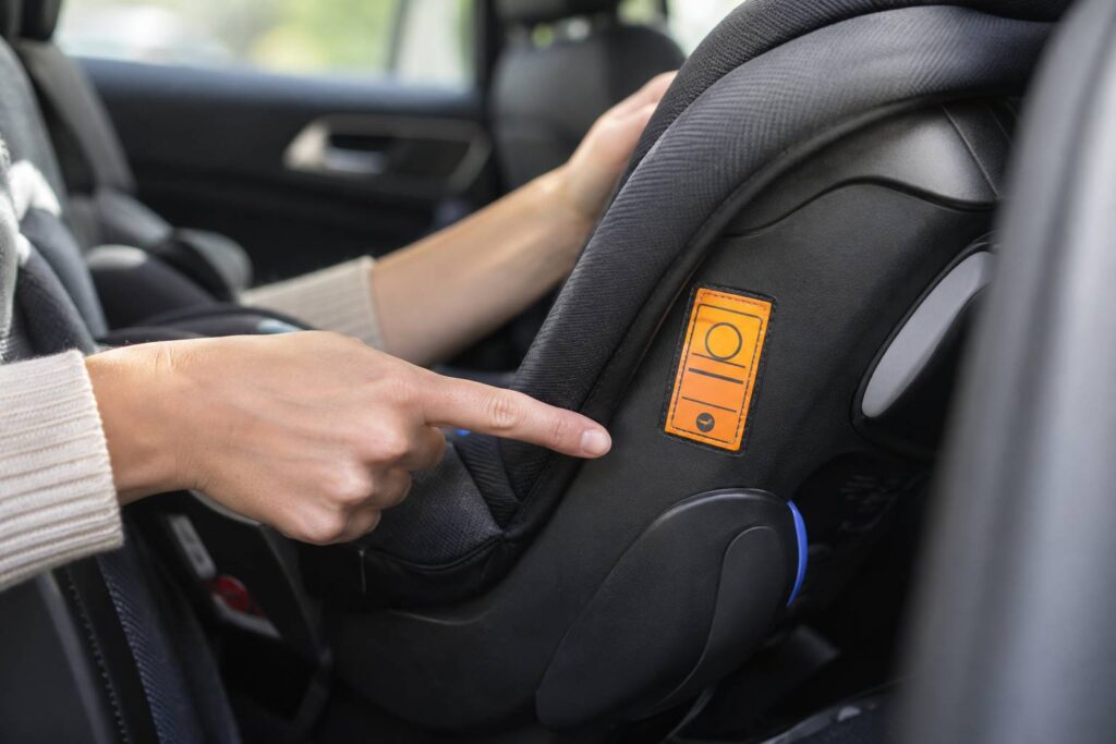 Plan de détail illustrant le sujet de l'article : Siège auto : comment lire l&rsquo;étiquette d&rsquo;homologation orang
